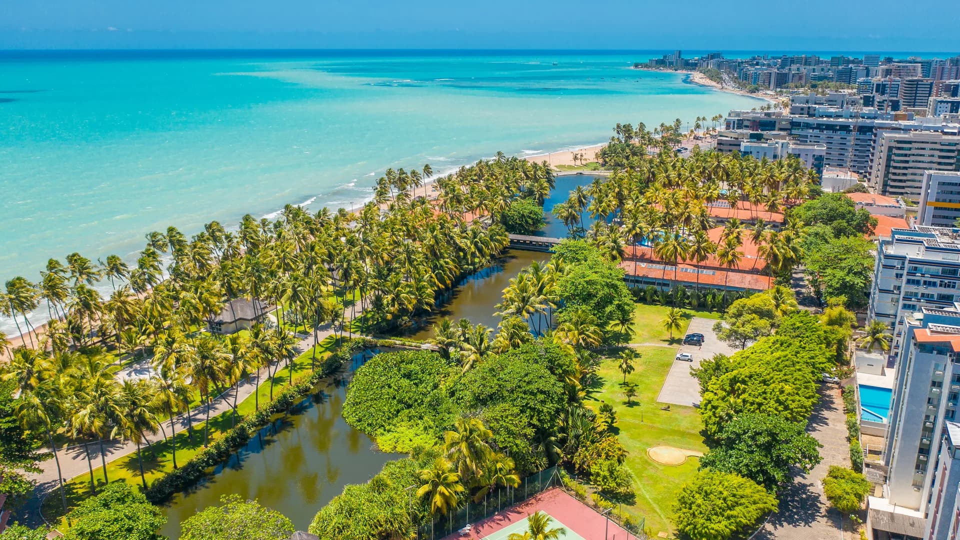 Jatiúca entre a enseada, o mar e a cidade de Maceió