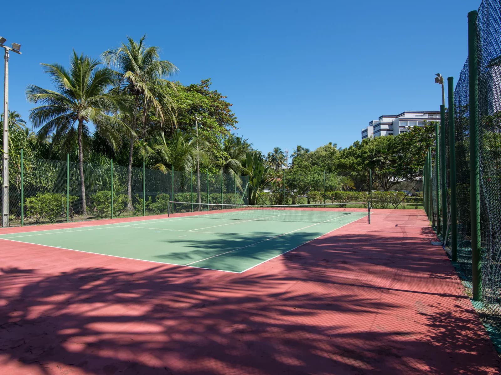 Cancha de tenis oficial del Jatiúca entre el cocotero