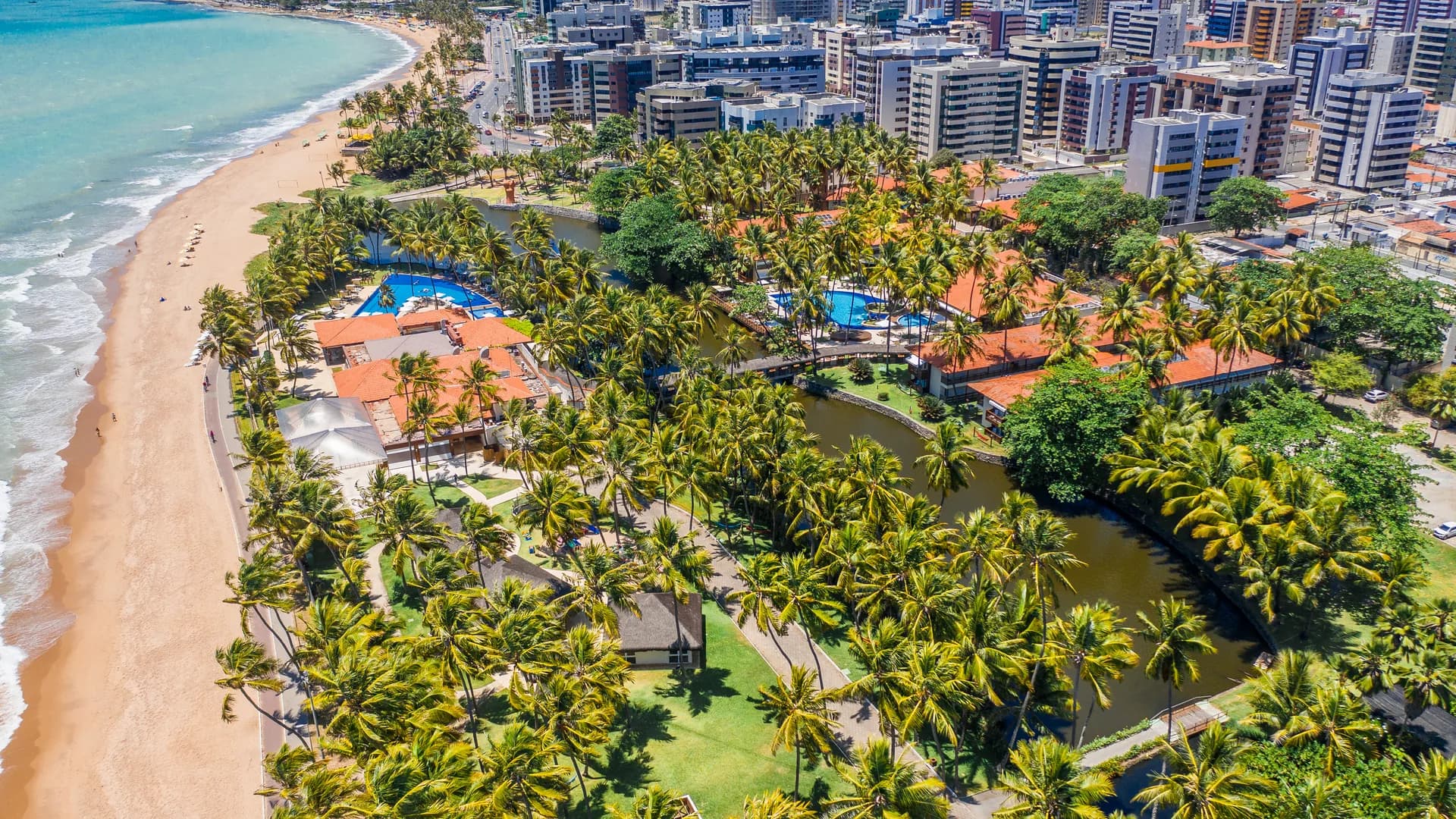 Vista aérea do Jatiúca com as duas piscinas, lagoas, coqueiral, praia e mar de Maceió