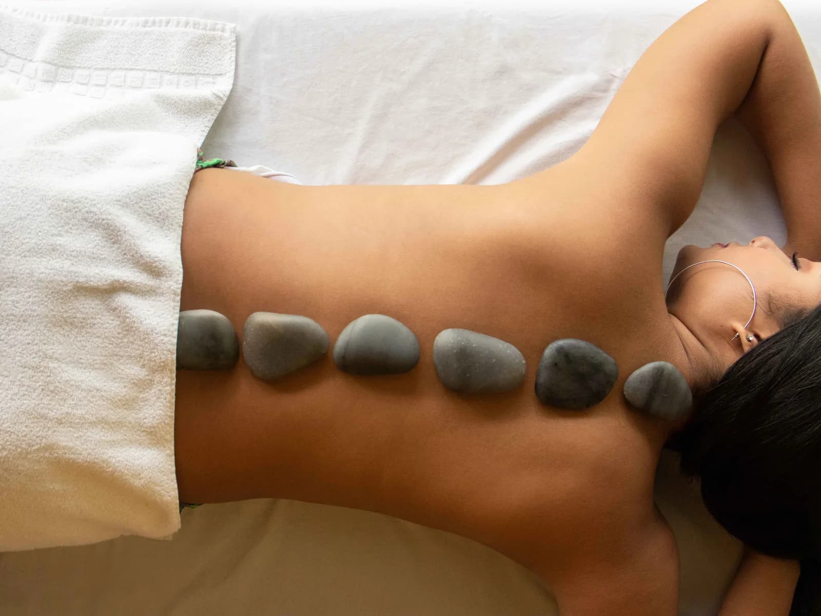 Masaje con piedras calientes en el Spa del Jatiúca