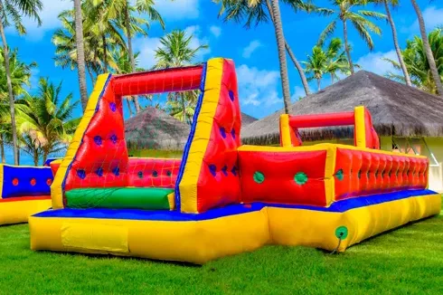 Inflatable set up on the Jatiúca lawn, amid the coconut grove