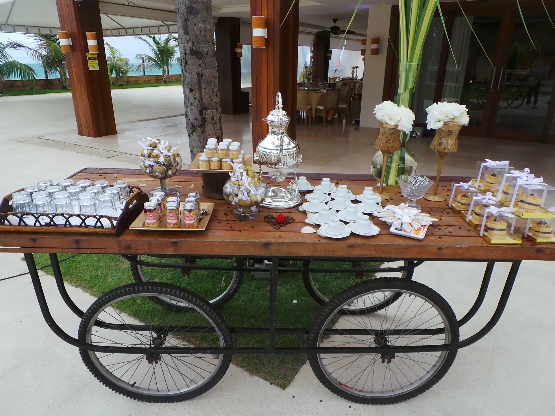 Carrito de dulces preparado bajo luz natural en el Espacio Garden