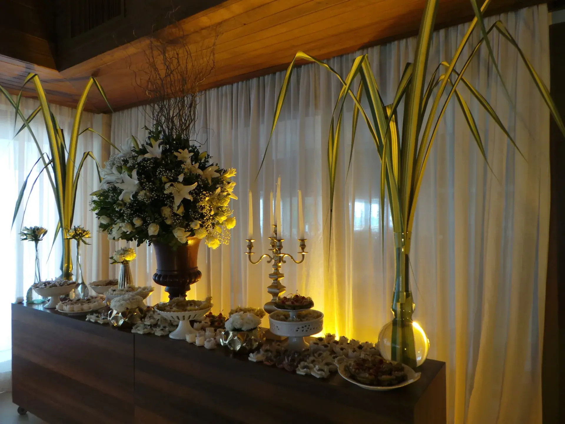 Mesa de dulces con candelabro preparada en el Espacio Garden