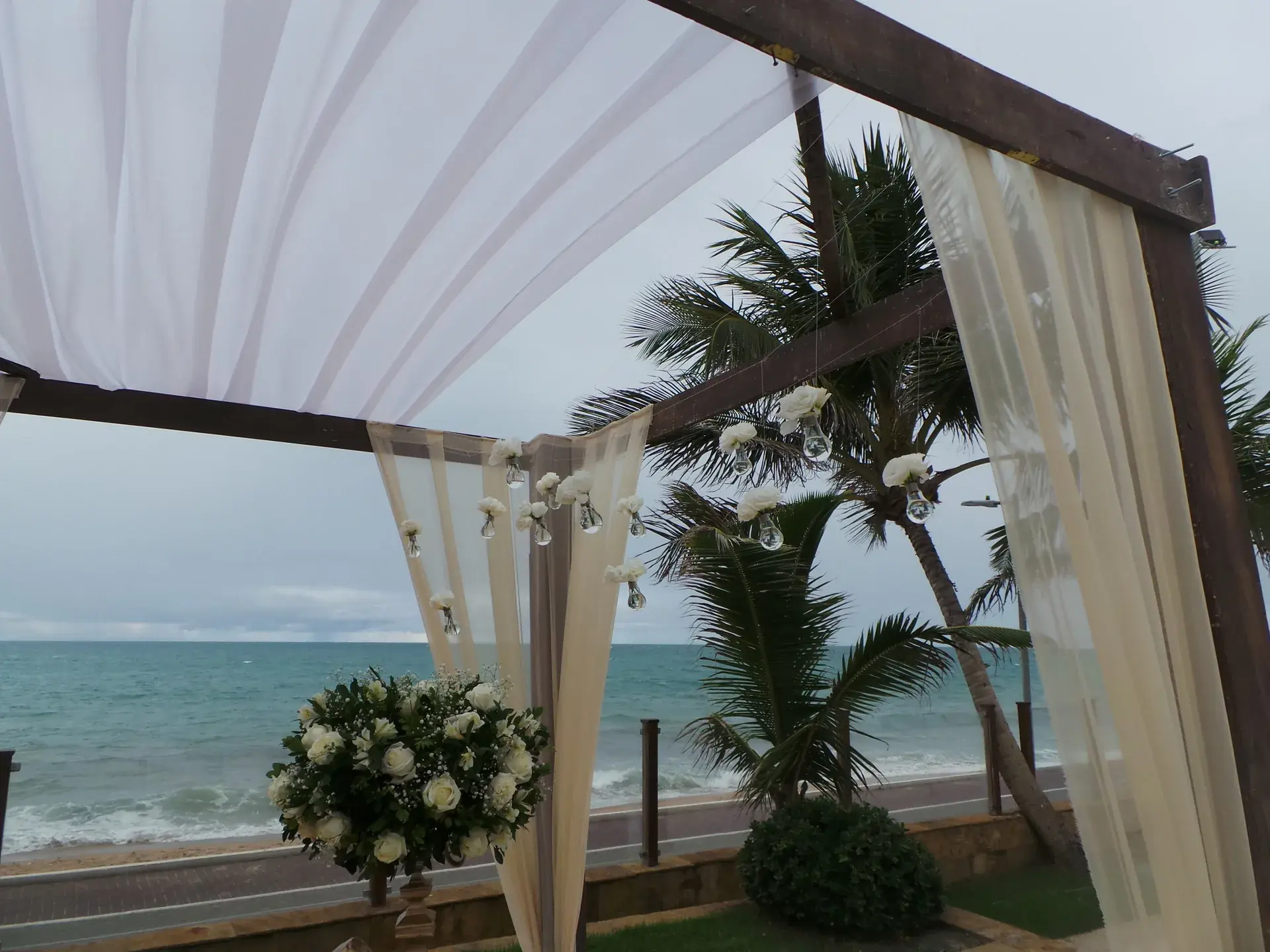 Pérgola del Espacio Garden preparada frente al mar en el Jatiúca