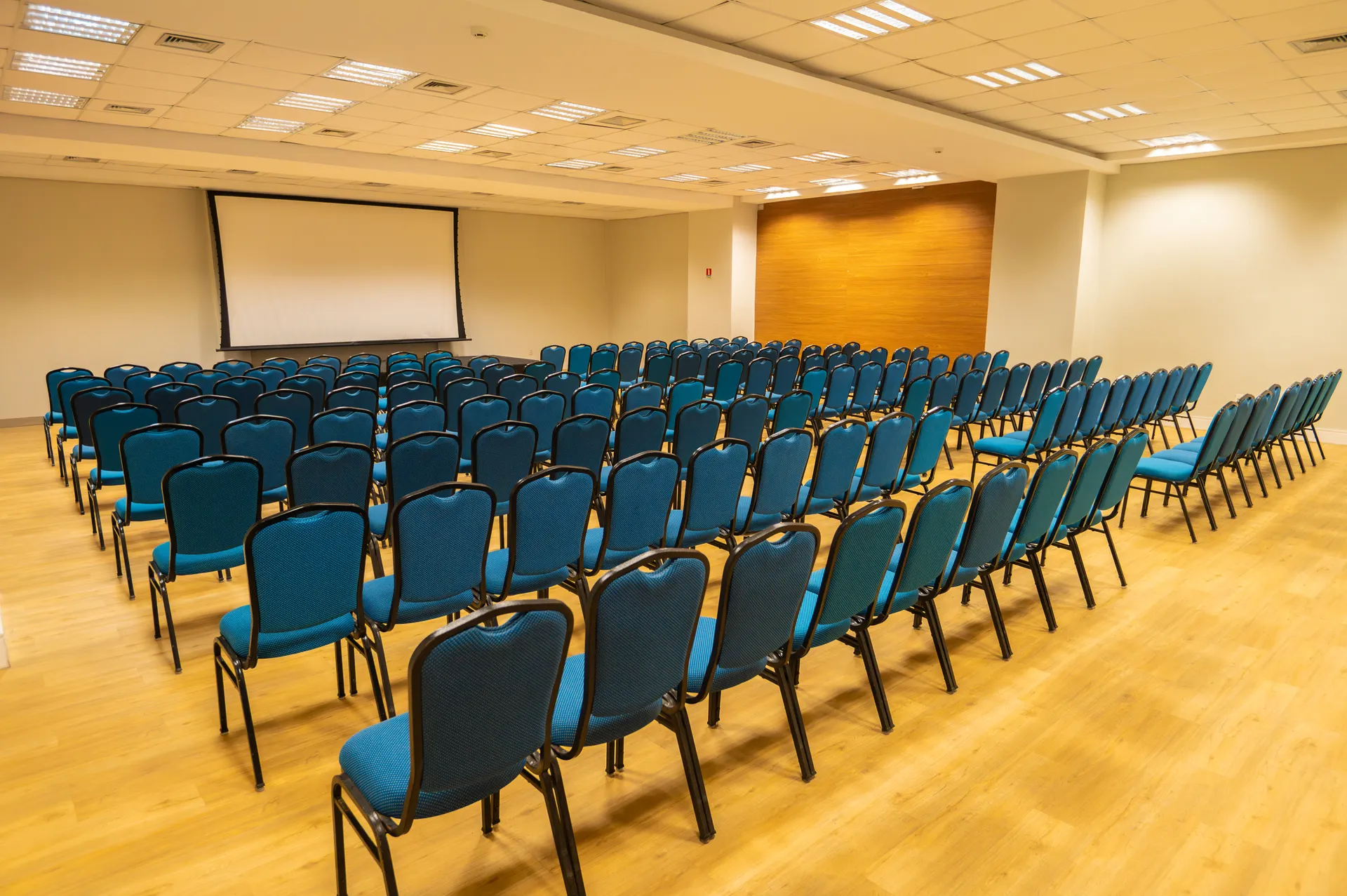 Salão Jacarecica preparado em formato auditório no Centro de Eventos Jatiúca