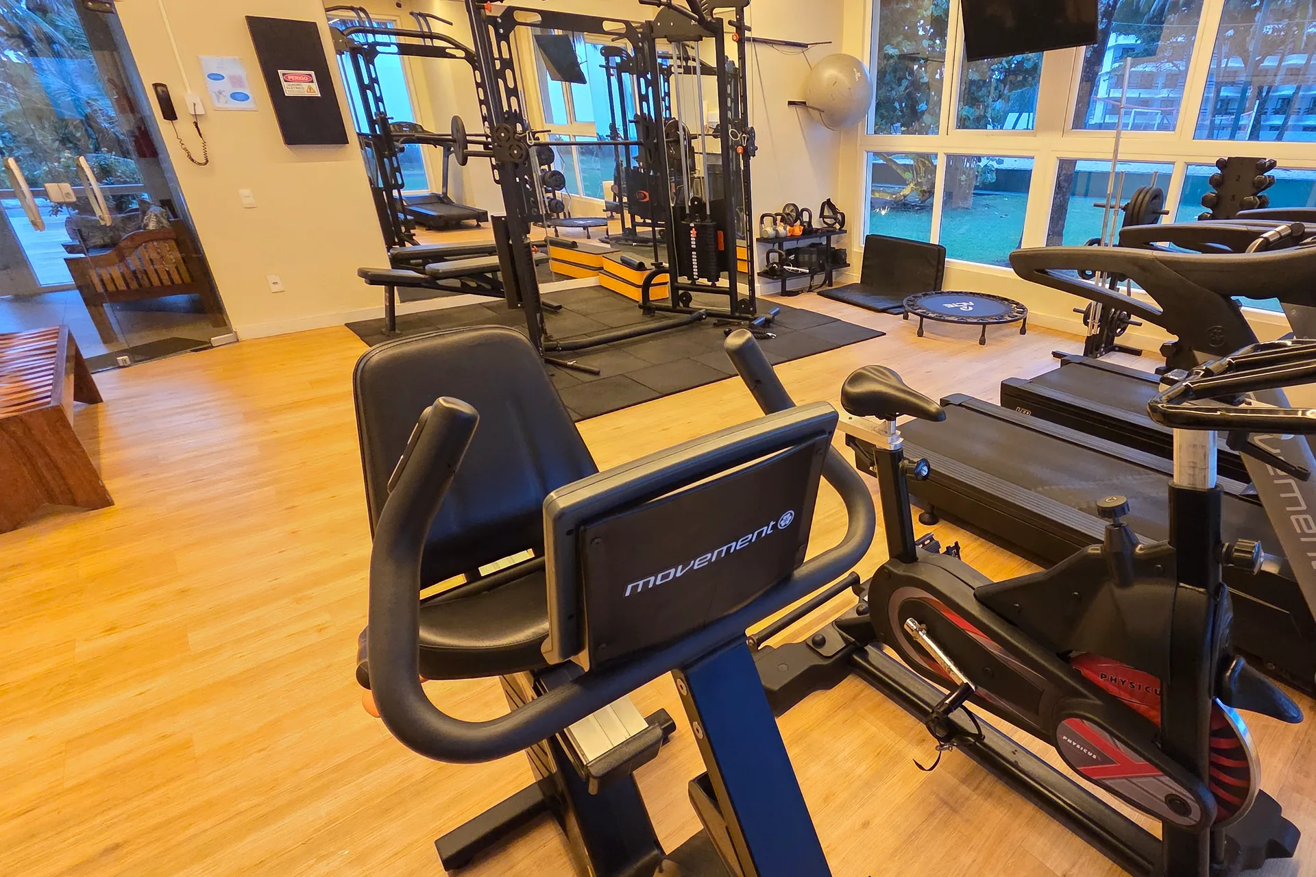 Jatiúca gym with bikes, treadmills and a weight-training area, at sunrise