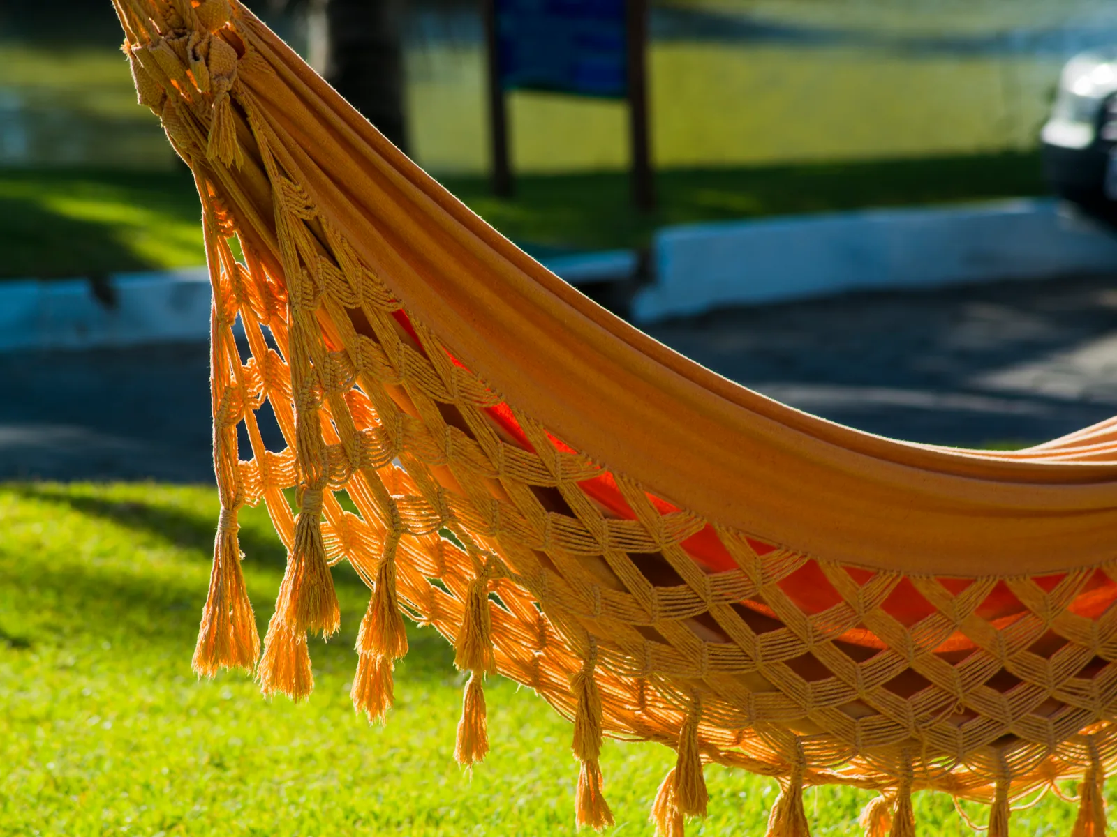 Yellow hammock between the garden and the lagoon at Jatiúca