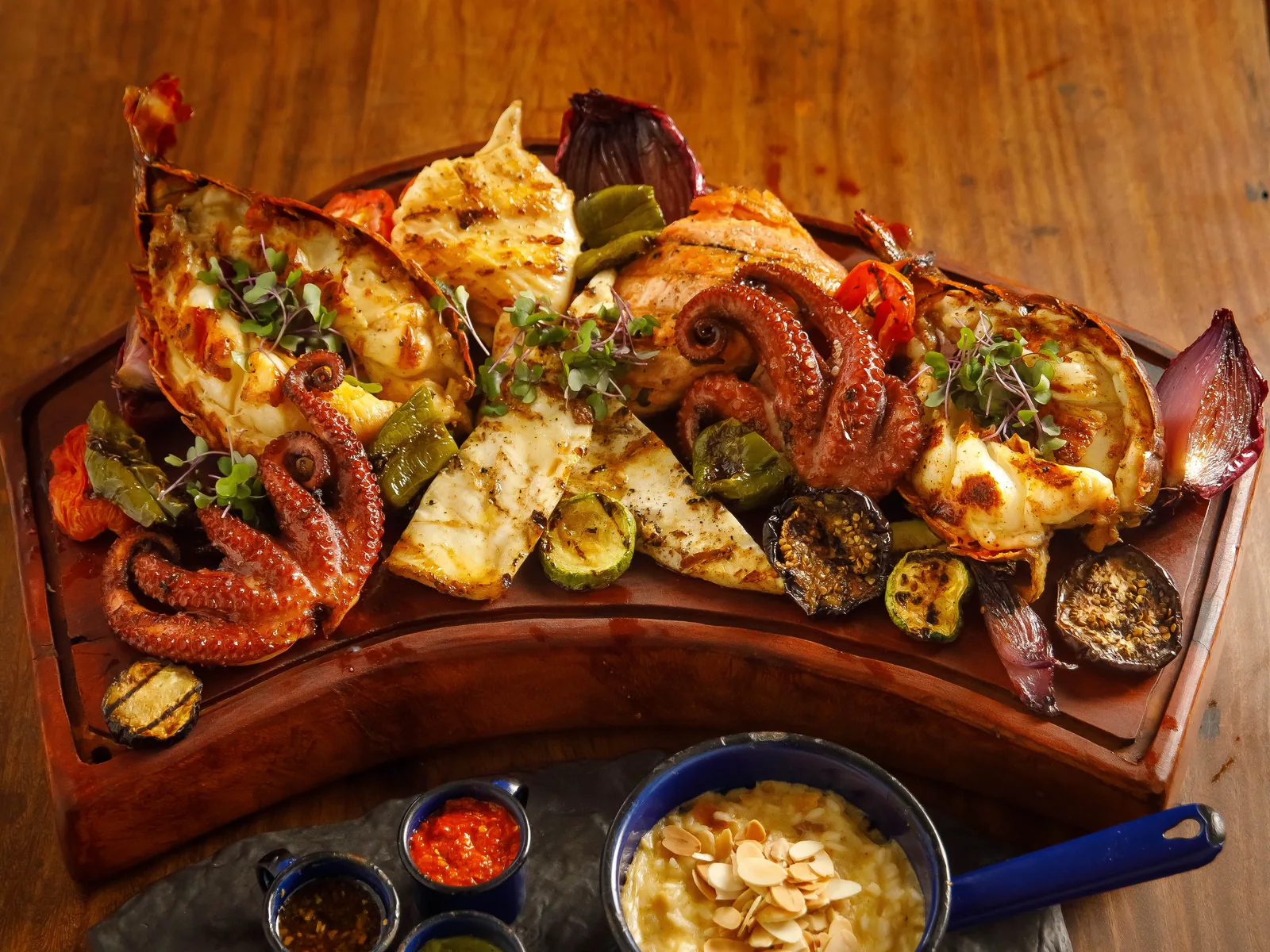Parrillada de ¡Vení! con carnes, pulpo, verduras y guarniciones